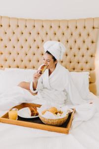 埃尔莫波利斯5赫姆波利斯概念赛特酒店的坐在床上吃一盘食物的女人