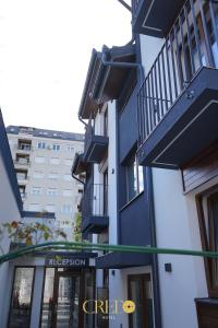普里兹伦Hotel Credo的蓝色的建筑,旁边设有阳台