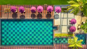 本托塔Thaala Bentota的享有带紫色遮阳伞的游泳池的顶部景致