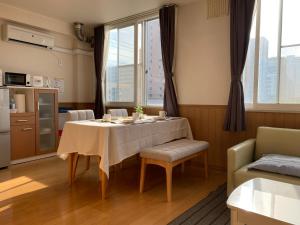 札幌NK　apartment　的一间带桌子的用餐室和一间厨房
