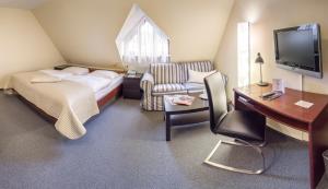 施韦比施哈尔Landhaus Wolf - wir freuen uns的小酒店客房配有一张床和一张书桌