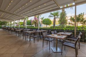 贝莱克Crystal Waterworld Resort & Spa - Ultimate All Inclusive的餐厅庭院里摆放着一排桌椅