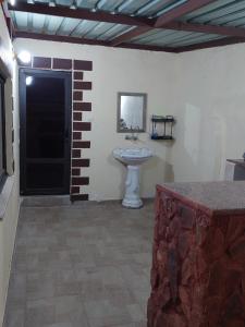 瓦迪拉姆Wadi Rum Oryx Hostel & Tours的客房内的盥洗盆浴室