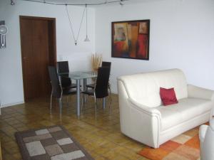 格伦察-维伦埃里卡公寓的客厅配有白色的沙发和桌子