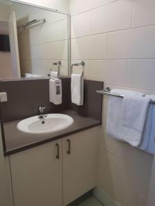 楠伯南博汽车旅馆 的浴室配有盥洗盆、镜子和毛巾