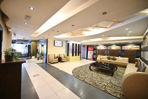 迪拜Al Waleed Holiday Homes的大堂配有沙发、椅子和桌子