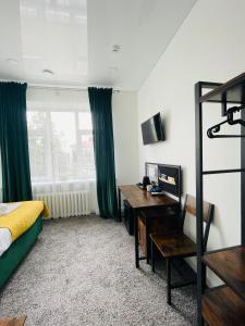 考纳斯Green apartments Easy Kaunas的一间卧室配有一张床、一张书桌和一个窗户。