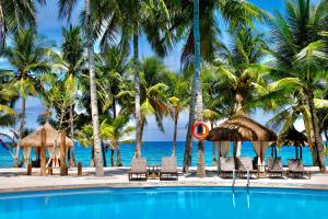 锡基霍尔锡基霍尔岛可可林海滩度假村的一座棕榈树和海洋游泳池