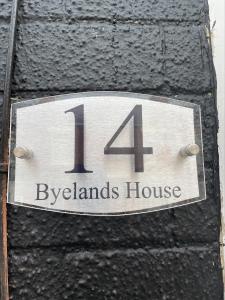 米德尔斯伯勒Byelands House的建筑物一侧的标志
