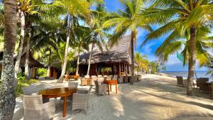 锡基霍尔锡基霍尔岛可可林海滩度假村的棕榈树海滩上的餐厅