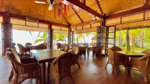 锡基霍尔锡基霍尔岛可可林海滩度假村的用餐室设有桌椅和窗户。