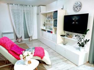 特尔乔夫Apartmán Romanna的一间带电视和白色橱柜的客厅
