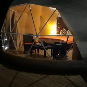 瓦迪拉姆Rum Aranda camp & Jeep Tour的帐篷内带桌子和床的房间