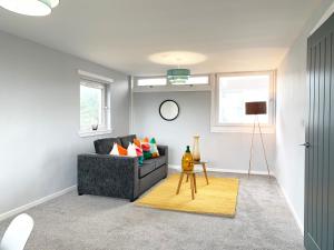 东基尔布赖德Pentland House - Lovely 2 bed flat in East Kilbride的客厅配有沙发和桌子