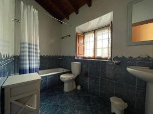 拉弗兰卡La Plaza de La Franca的浴室配有卫生间、浴缸和水槽。