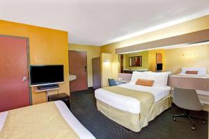 加特林堡温加特林堡麦克特套房酒店的酒店客房设有两张床和一台平面电视。
