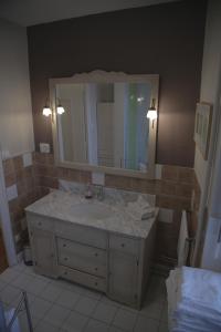 Bourg-Argental斯加尔酒店的一间带水槽和大镜子的浴室