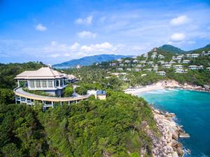 拉迈Banyan Tree Samui的大海旁山丘上房屋的空中景观