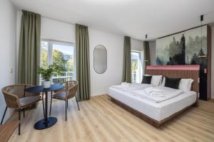 莱维科特尔梅Hotel Al Sorriso Greenpark & Wellness的卧室配有一张床和一张桌子及椅子