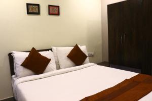 NagarbazarTwelfth 9ight的一间卧室配有带白色床单和枕头的床。