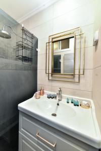 纳哈里亚SOKOLOV Vacation Boutique Apartments by the sea in nahariya的一间带水槽和镜子的浴室