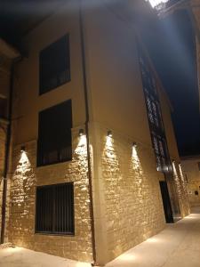 圣比森特德拉松谢拉Casa La Picuda的一座建筑,晚上有灯