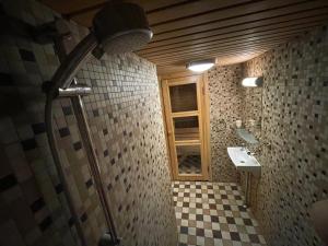 维尔扬迪Kauba Apartment的一间带水槽和窗户的浴室