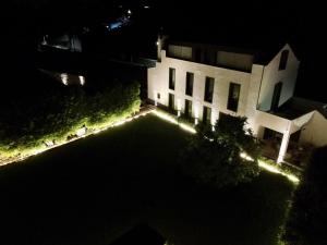 卡罗拉Nature & Sea - Casa Vinhateira East Duplex的夜晚有灯光的空中景色