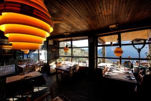布埃萨比利牛斯奥德萨巴尔肯乡村民宿的餐厅设有桌椅和大窗户。