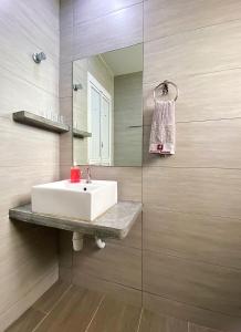 马六甲Amadel Residence 爱媄德民宿 13的一间带水槽和镜子的浴室