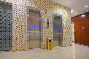 吉达EKONO by Leva Jeddah Airport Hotel的大楼内带两部电梯的电梯大厅