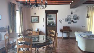 莫塔德尔库埃尔沃格隆德瑞纳斯度假屋的一间用餐室,在房间内配有桌椅