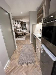 开普敦715 Foreshore Place Luxury Apartment-Cape Town CBD的厨房配有炉灶和台面