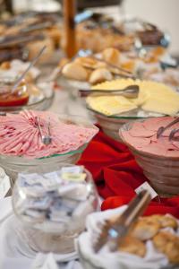 贝洛奥里藏特大道广场酒店的餐桌,盘子上放着糕点和碗