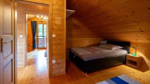 SittersdorfFerienhaus Rauscher的小木屋内一间卧室,配有一张床