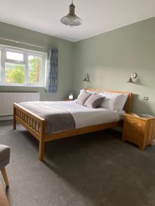 WeobleyMarshpools Bed & Breakfast - Licensed near Weobley village的一间卧室设有一张大床和一个窗户。