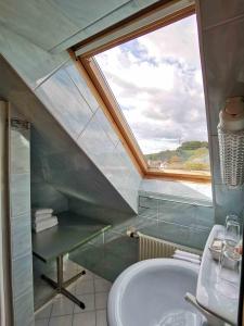 Maria BildLandrasthaus Maria Bild的浴室设有天窗、水槽和窗户。