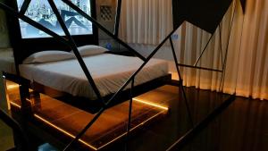 奇尼塞洛巴尔萨莫C rooms - Love Motel Monza的窗户客房内的小床