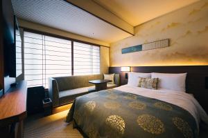 京都Sora Niwa Terrace Kyoto的酒店客房,配有床和沙发