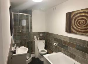 Saltford临江旅馆的浴室配有卫生间、盥洗盆和淋浴。