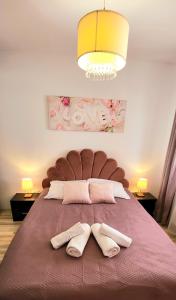 克拉科夫Luxury KINGS RESIDENCE 50m2 2 pok. Downtown Dobrego Pasterza PIĘKNY的一间卧室配有一张大床和两个枕头