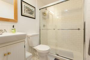 波特兰Backyard Cottage, Alberta Arts District的白色的浴室设有卫生间和淋浴。