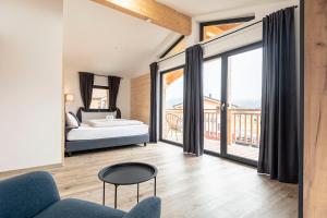 因泽尔Inzell Chalets by ALPS RESORTS的一间卧室设有一张床和一个大窗户