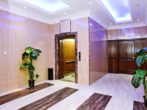 科威特Relax inn Apartment - Fahaheel的走廊上的房间,有门和植物