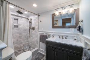 Mount VernonFarfalla Bianca的浴室配有卫生间、盥洗盆和淋浴。
