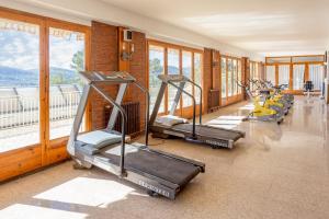 科贝拉罗布里加Can Fisa Hotel & Apartments的窗户健身房里的一排跑步机