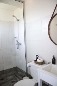 拉佩德雷拉ALMAR- Punta Rubia, La Pedrera的带淋浴、卫生间和盥洗盆的浴室