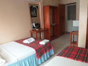 阿约拉港Hostal Miconia的酒店客房,配有床和镜子