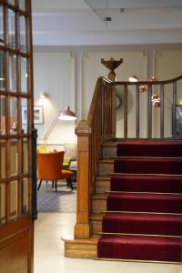 里昂辛普龙酒店的客厅里的一个楼梯,铺有红地毯