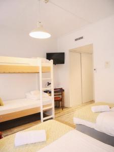 里昂辛普龙酒店的客房设有两张双层床和电视。